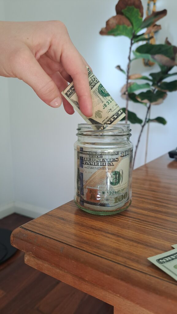 Pote con dolares para ahorro