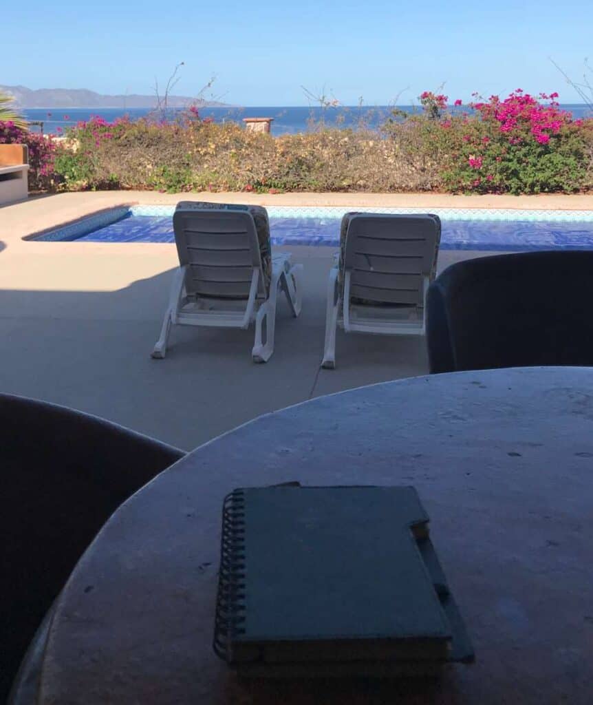 Vista al mar mientras trabajando en mi Diario de Agradecimiento