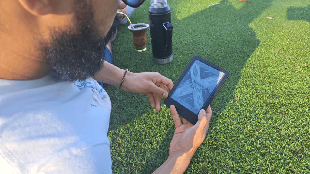 Hombre Leyendo La Maestria del Amor en Kindle