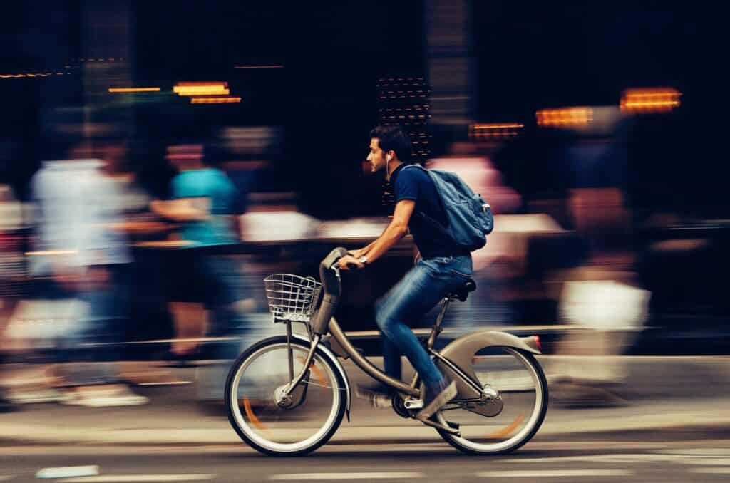 Hombre andando en bicicleta en la calle