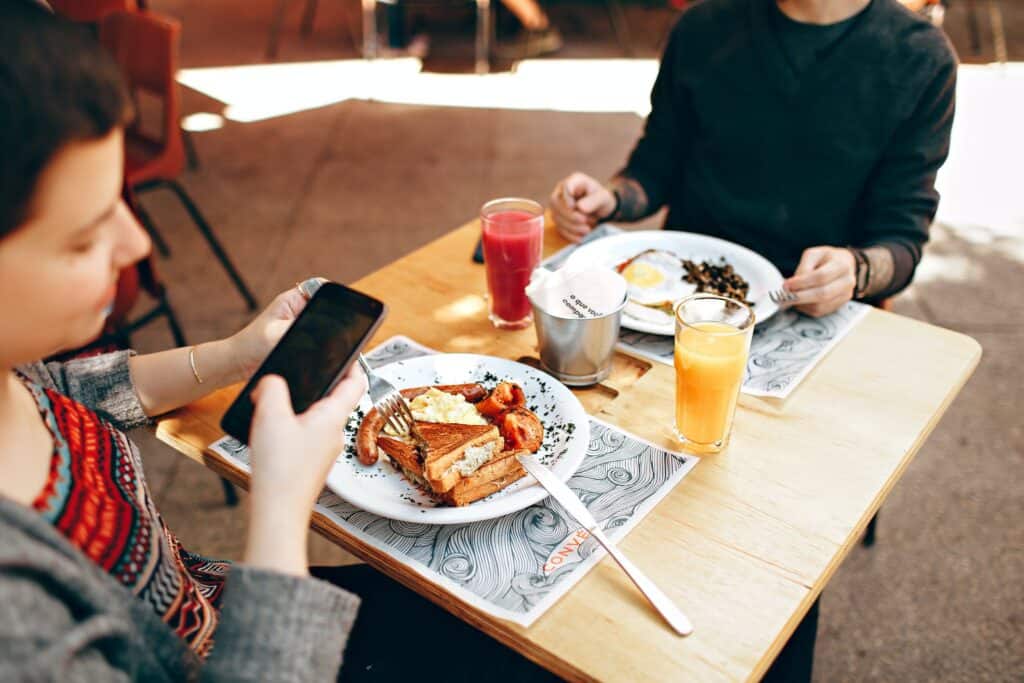 Dos platos llanos en una mesa cuadrada de madera marrón