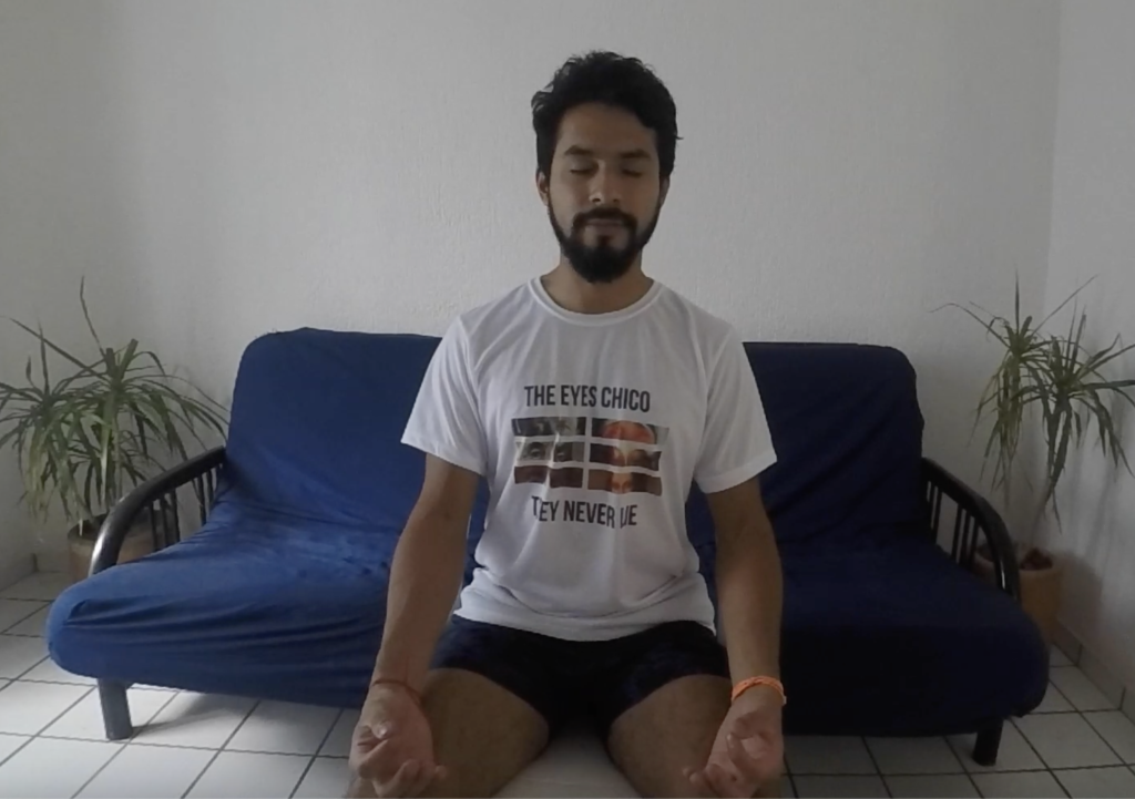 Hombre con Remera Blanca Sentado Meditando