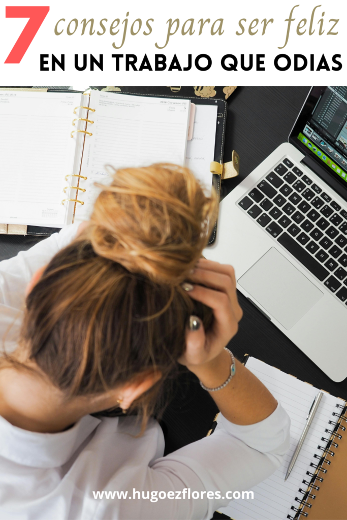 Mujer Frustrada en trabajo computadora