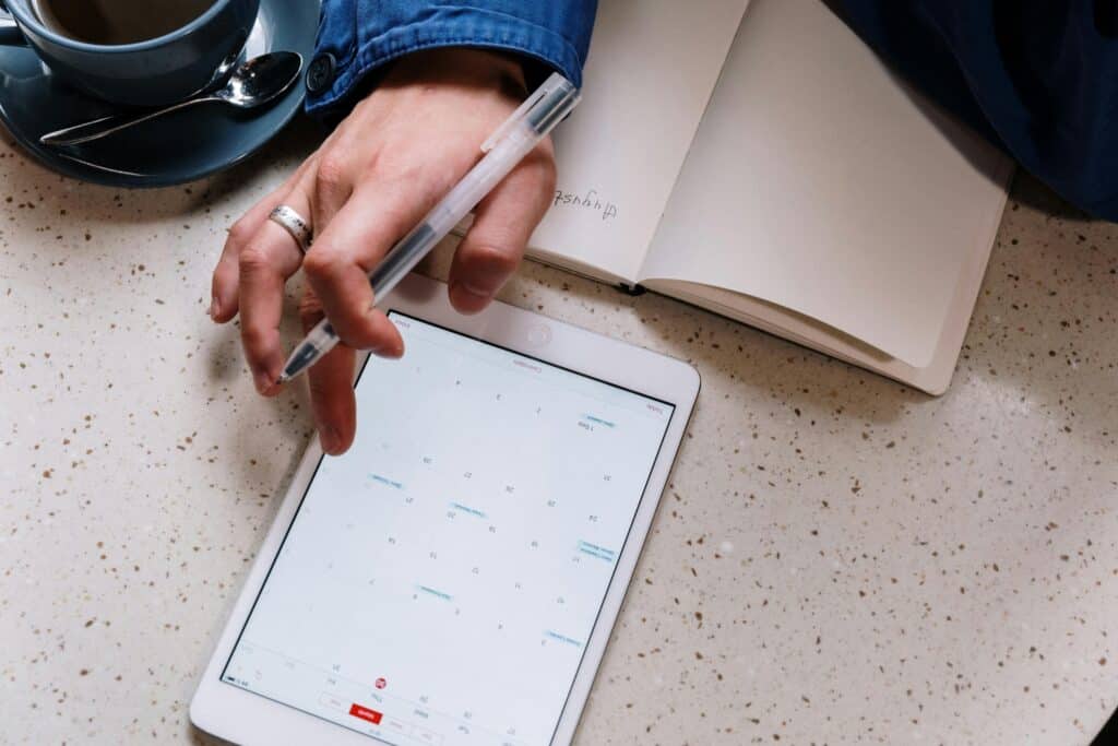 Mano de Mujer con Calendario en Ipad 